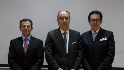 Jaime Ruiz Sarcistán, presidente del Consejo de Administración de la BMV, en medio, dio positivo a la prueba de COVID-19