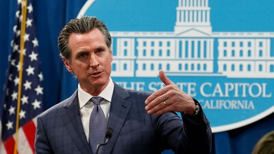 El gobernador de California dijo que la entidad está en alerta por contagios de coronavirus