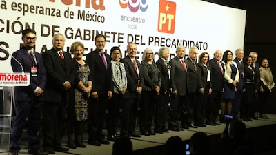 El candidato de Morena posa junto a quienes serían las cabezas de su gobierno