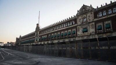 La fachada de Palacio Nacional fue blindada con vallas previo a las movilizaciones por el 8M