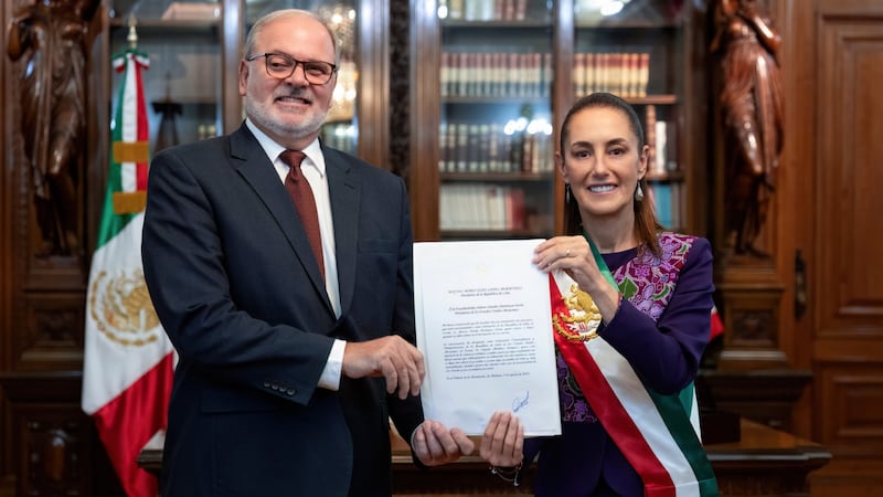 Sheinbaum recibe cartas credenciales de 5 embajadores; destaca “hermandad con los pueblos del mundo”