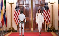VIDEO: robot humanoide acompaña a Melania Trump a la cumbre “Fomentando el Futuro Juntos”