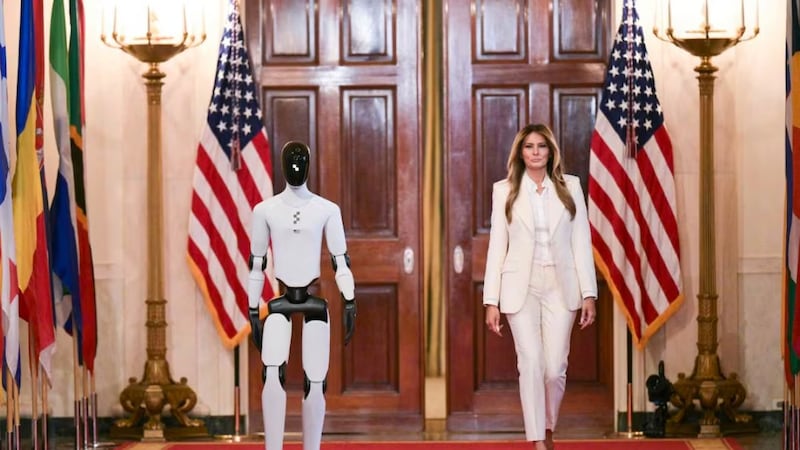 VIDEO: robot humanoide acompaña a Melania Trump a la cumbre “Fomentando el Futuro Juntos”