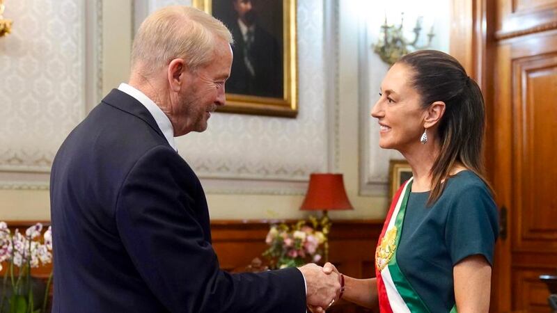 Sheinbaum se reúne con el embajador Johnson y empresarios de EU en Palacio Nacional