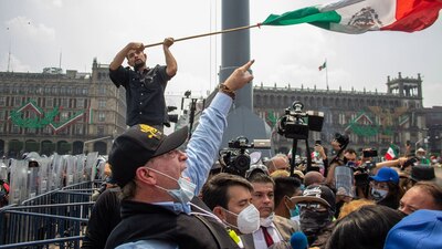 El líder de FRENAAA estalló luego de ser cuestionado sobre las casas de campaña vacías en Avenida Juárez