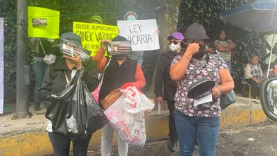 Un grupo de mujeres portó trastes para exigir que Canek Vázquez pague la pensión