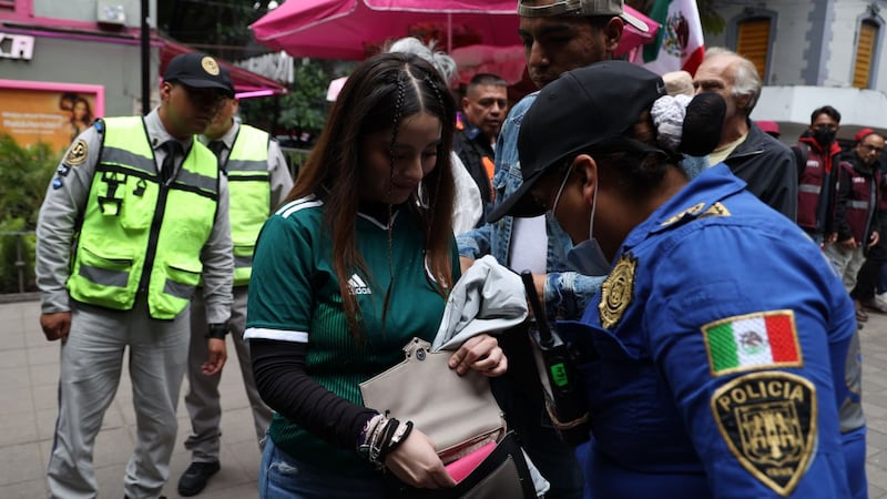Decomisan 40 mil cervezas y 500 botellas de alcohol en festejos por el ‘Tri’ y marcha LGBT en CDMX