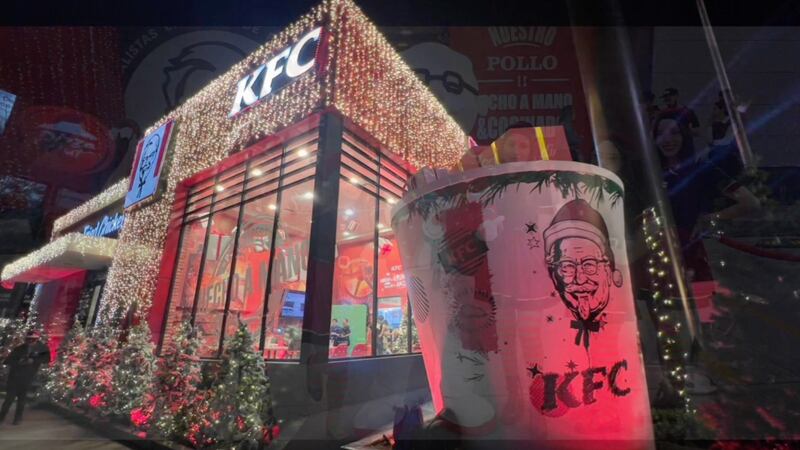 ¡Navidad crujiente! Así es el Pollo Norte, donde puedes comer entre duendes y hasta un expreso polar