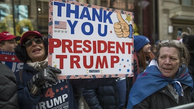 Seguidores del magnate le expresan su apoyo afuera de la Trump Tower, en Nueva York
