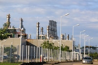 Padres insisten en reubicar escuelas aledañas a la Refinería Olmeca; acusan daños a estudiantes