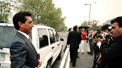 En esta foto es retratado por la prensa en 1999, año en que terminó su mandato
