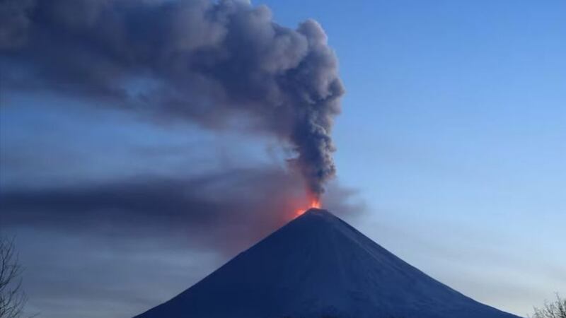 Erupción del volcán Kliuchevskói tras terremoto de magnitud 8.8 sacude Kamchatka