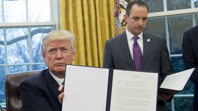 El presidente Donald Trump cumplió una de sus promesas de campaña