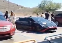 Tunden en redes sociales a Natanael Cano por estacionarse en zona para personas con discapacidad