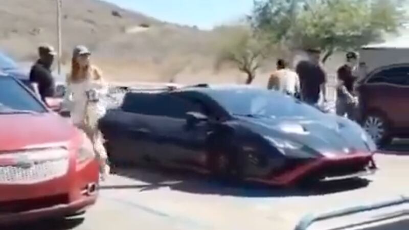 Tunden en redes sociales a Natanael Cano por estacionarse en zona para personas con discapacidad