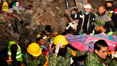 Militares mexicanos rescataron con vida a una persona en un edificio colapsado de Turquía.