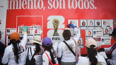 CIUDAD DE MÉXICO, 09MAYO2026.- Familias buscadoras, y organizaciones de derechos humanos, realizaron una pega masiva de fotovolantes de personas desaparecidas en las inmediaciones del Estadio Banorte. En el marco de los preparativos del mundial los familiares exigieron mayor sensibilización a la sociedad; mantener viva la memoria de las personas desaparecidas y ampliar la difusión de fichas de búsqueda.