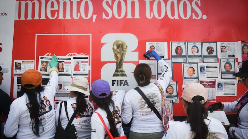 Madres buscadoras realizan pega masiva de fichas de búsqueda en inmediaciones del Estadio Azteca