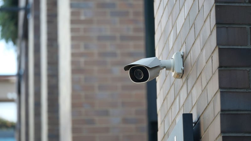 Detectan web con material íntimo robado de cámaras de seguridad en varios países