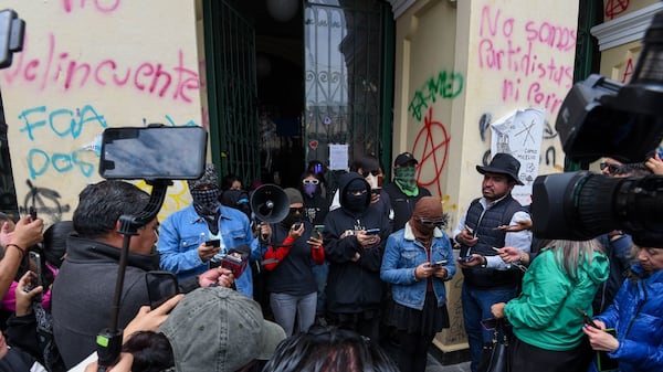 Integrantes del Enjambre Estudiantil Unificado se manifestaron en la calle de Instituto Literario, en Toluca, para desconocer la legitimidad del proceso de selección de rectora de la UAEMEX, debido a que ninguna de las 4 aspirantes aceptó dialogar con la comunidad universitaria; se prevé que este martes 15 de julio se elija a la nueva cabeza de la máxima casa de estudios del Edomex. Foto: Cuartoscuro