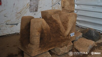 La pieza tallada en basalto tiene 90 centímetros de largo y 80 de alto