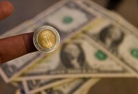 Guerra arancelaria le pega al peso; rompe el piso de las 21 unidades por dólar