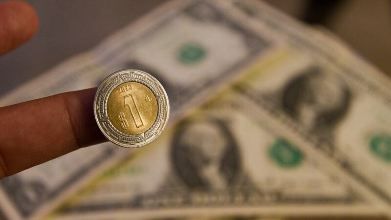 Guerra arancelaria le pega al peso; rompe el piso de las 21 unidades por dólar