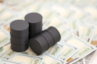 Precio del petróleo sube más de 7% y mercados mundiales caen tras anuncio de Trump sobre la guerra