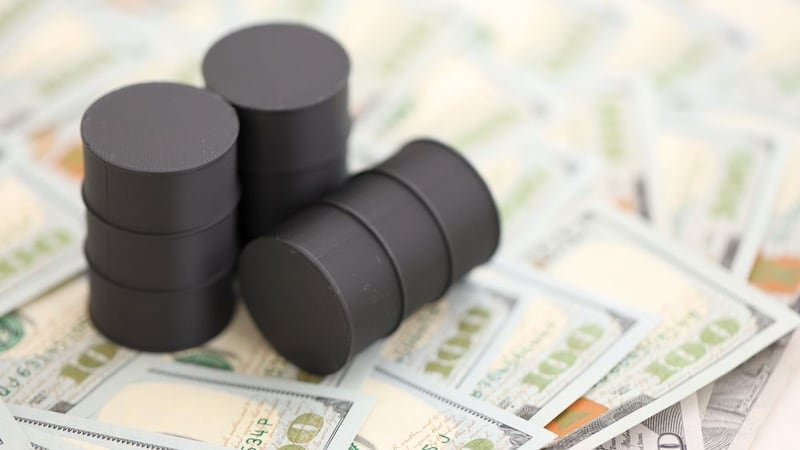 Precio del petróleo sube más de 7% y mercados mundiales caen tras anuncio de Trump sobre la guerra