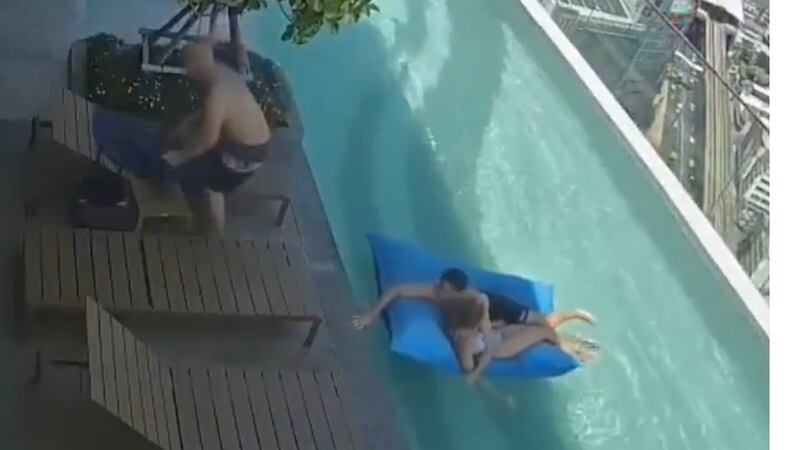 Pareja se  salva de caer durante terremoto de 7.7 en Myanmar ; estaba en alberca de edificio