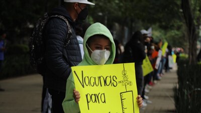 Estudiantes menores de 18 años piden al Gobierno federal que sean incluidos en la jornada de vacunación contra COVID.