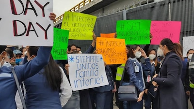 Los trabajadores bloquean parcialmente Circuito Interior a la altura del corporativo de la aerolínea en la Terminal 1