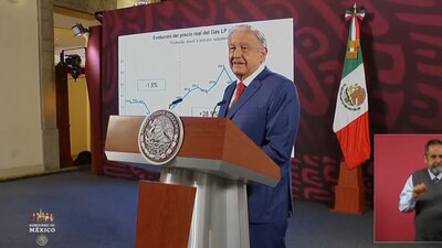 El mandatario mexicano presumió con gráficas una tendencia alcista del precio de la gasolina en los sexenios pasados y bajista en la suya