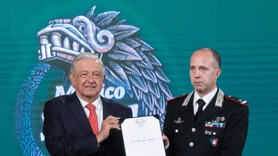 Recibió de manos de AMLO la Orden Mexicana del Águila Azteca