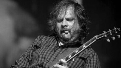 Nació en la Ciudad de México en 1968 y desde niño fue parte de diversos cursos de música