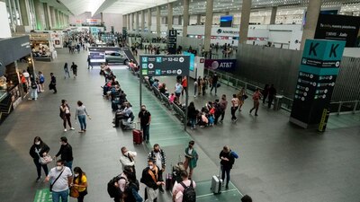 Personal del aeropuerto retiró la ceniza volcánica de las pistas