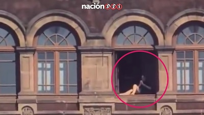 Captan a mujer en balcón de Palacio Nacional