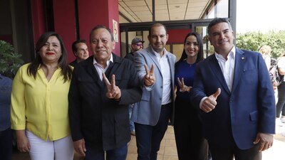 En la foto los líderes de los partidos PAN, PRI y PRD, que son el brazo político del Frente