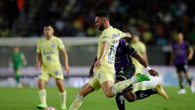 En 2009, se convirtió en el primer jugador mexicano en jugar en la Serie A de Italia con el Atalanta