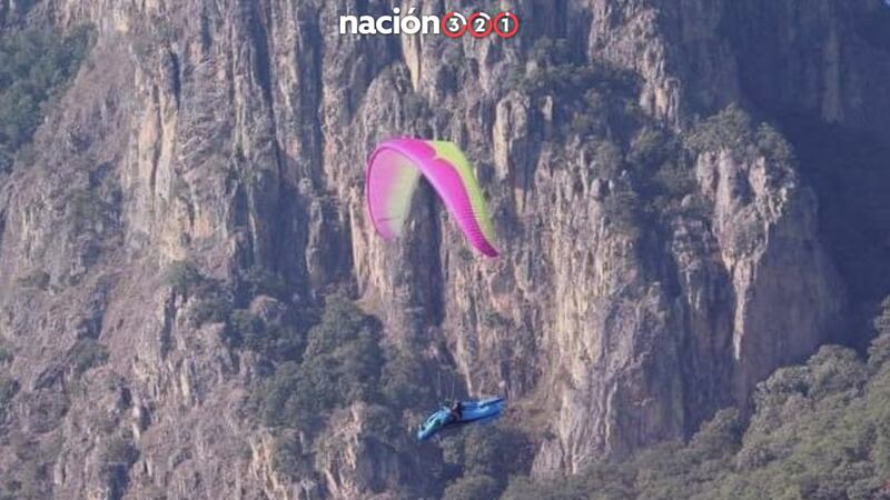 Turista italiano muere tras caer de parapente en Temascaltepec, Edomex