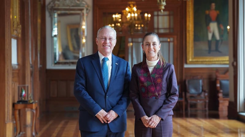 Sheinbaum recibe en Palacio Nacional a José Medina Mora, nuevo presidente del CCE