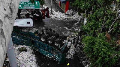 La madrugada de este viernes un tráiler se volcó sobre la calzada Ignacio Zaragoza