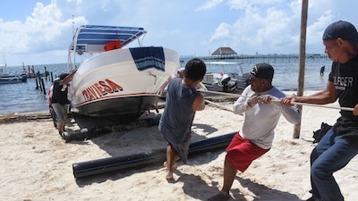 Pescadores retiran sus embarcaciones del mar previo a la llegada del huracán Grace