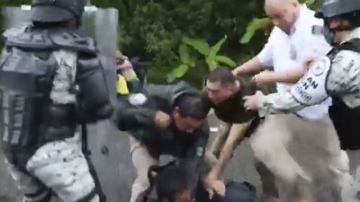 El INM informó que los dos agentes ya fueron notificados de su suspensión