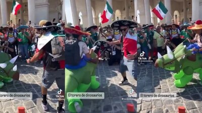 Los mexicanos grabaron la fiesta brava con un dinosaurio en una plaza pública.