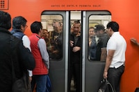 Lluvia provoca avance lento y retrasos en varias líneas del Metro de la CDMX