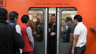 CIUDAD DE MÉXICO, 13ABRIL2026.- Usuarios que transitan por el Sistema de Transporte Colectivo Metro como parte de su rutina diaria para llegar a sus destinos; algunos pasan varias horas en el transporte.