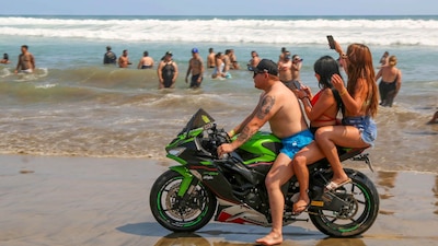 ACAPULCO, GUERRERO, 16MQYO2026.- Cientos de personas se reunieron en la playa Revolcadero, en la zona diamante de Acapulco, para disfrutar del segundo día de actividades del Acamoto 2026, donde motociclistas realizaron acrobacias en la playa en un ambiente de fiesta y desenfreno. Integrantes de la Guardia Nacional realizaron recorridos de vigilancia en el área. FOTO: CARLOS ALBERTO CARBAJAL/CUARTOSCURO.COM