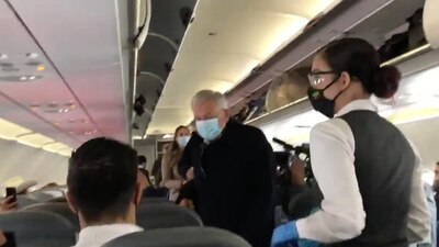 El presidente recibió gritos y aplausos cuando abordó su vuelo rumbo a Chihuahua