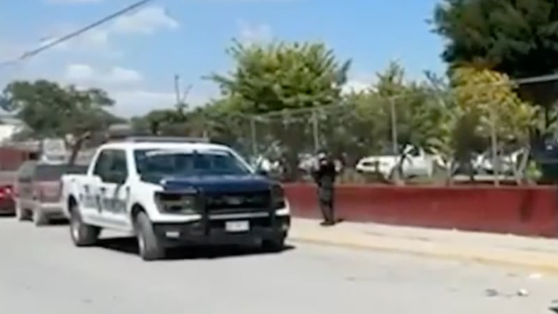 Alumna queda inconsciente tras recibir golpiza brutal afuera de su secundaria en NL